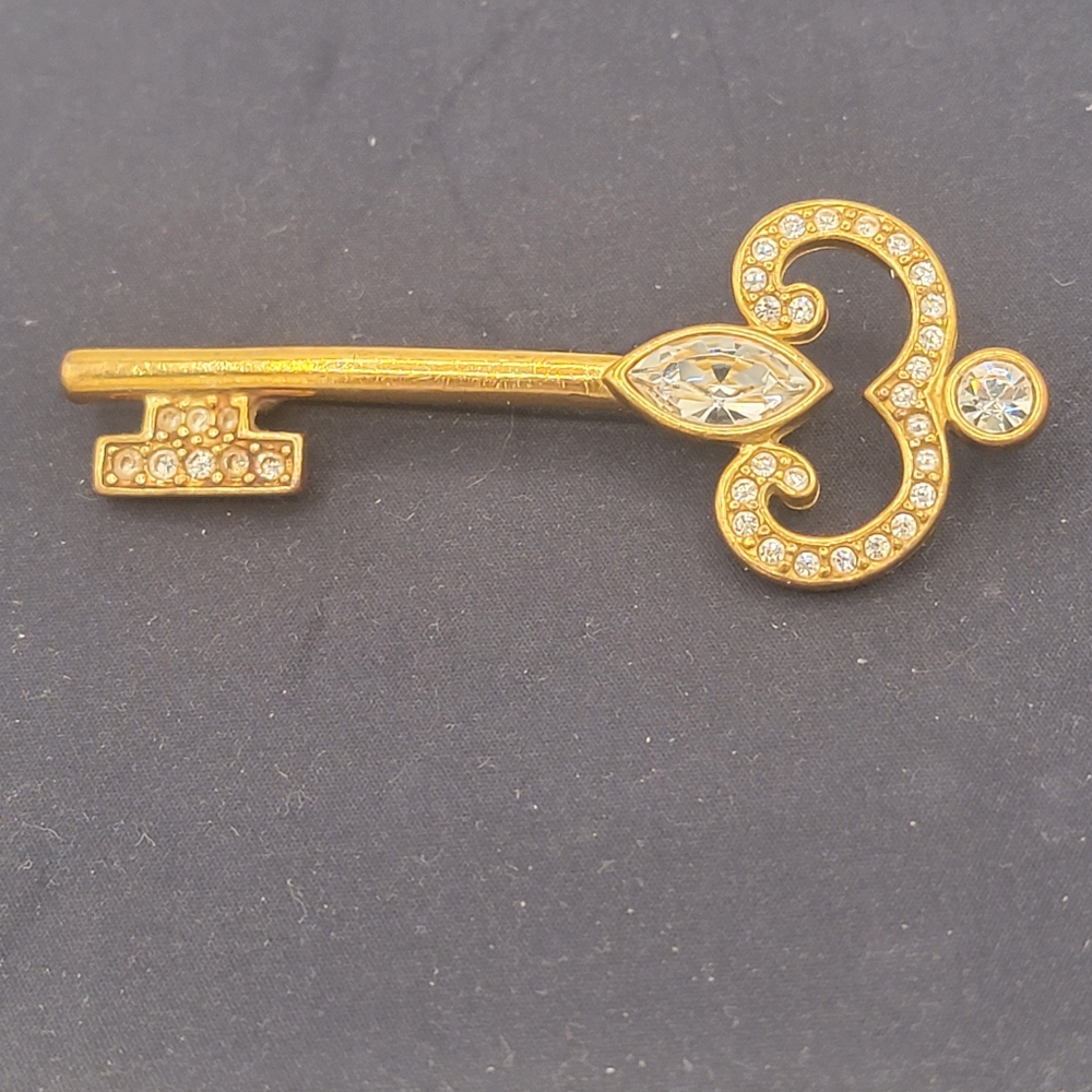 Signed Napier Goldtone Clear Rhinestone Key Brooch - Picture 2 of 9